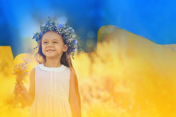 Подвійне Викриття Гарної Дівчинки Квітковому Вінці Відкритому Повітрі Українському Прапорі — стокове фото