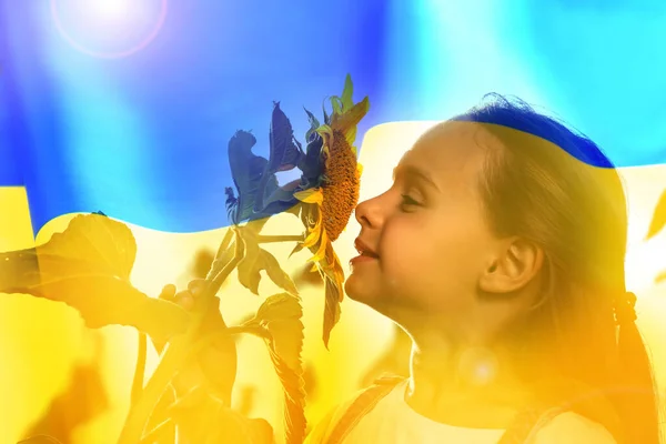 Podwójna Ekspozycja Cute Little Girl Słonecznika Ukraińskiej Flagi — Zdjęcie stockowe
