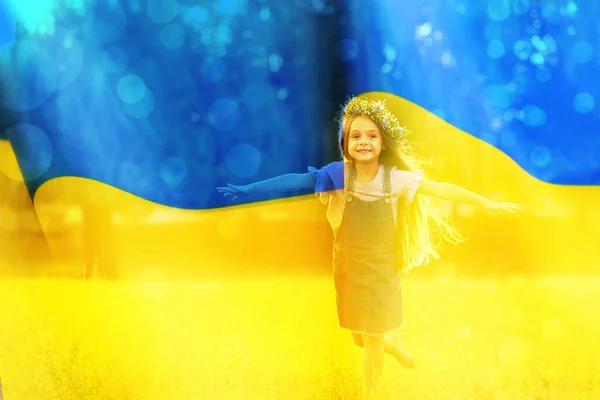 Подвійне Викриття Чарівної Маленької Дівчинки Квітковим Вінком Вулиці Українським Прапором — стокове фото