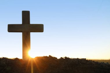 Tahta Hıristiyan gün doğumunda dışarı çıkar, yazı için yer açar. Din kavramı