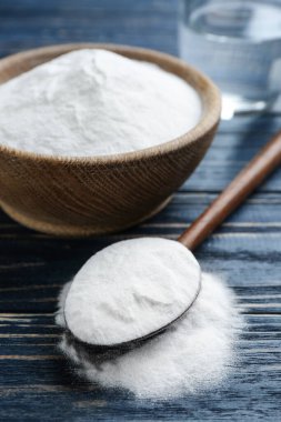 Mavi ahşap masada kabın içinde kabartma tozu