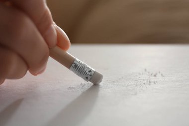 Kağıt üzerinde silgi ile resmi düzelten kadın, yakın plan