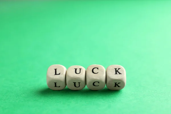 Palavra Luck Feito Com Cubos Madeira Fundo Verde Close — Fotografia de Stock