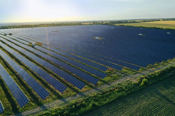 Panele Słoneczne Zainstalowane Zewnątrz Widok Powietrza Alternatywne Źródło Energii — Zdjęcie stockowe