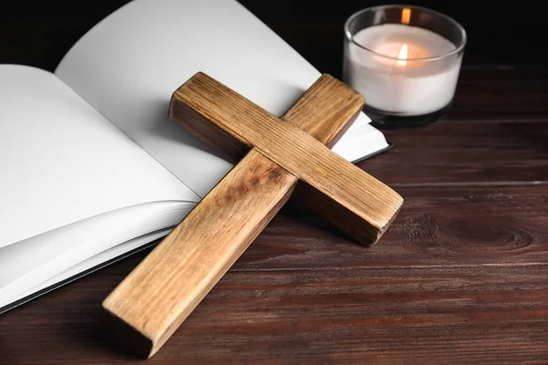 Cruz Biblia Vela Encendida Sobre Fondo Madera Primer Plano Religión — Foto de Stock