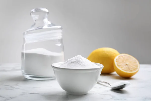 Membakar Soda Dan Memotong Lemon Meja Marmer Putih — Stok Foto