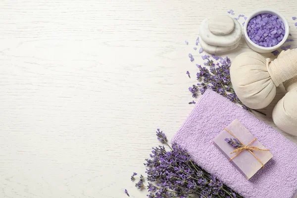 Productos Cosméticos Flores Lavanda Sobre Fondo Madera Blanca Disposición Plana — Foto de Stock