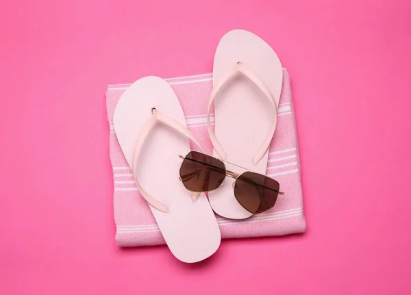 Handduk Flip Flops Och Solglasögon Rosa Bakgrund Ovanifrån Strandföremål — Stockfoto