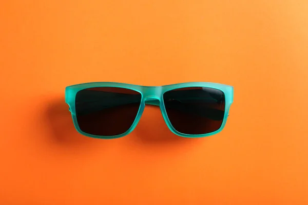 Snygga Solglasögon Orange Bakgrund Ovanifrån — Stockfoto