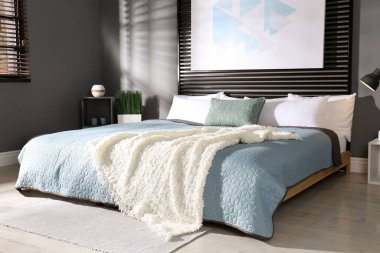 Dekoratif duvarında resmi olan rahat bir yatak odası. İç tasarım