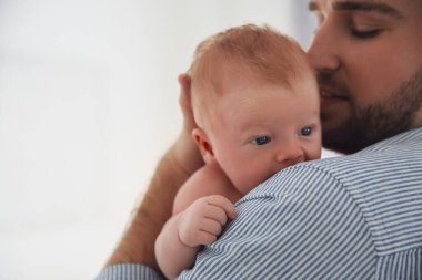 Baba ve yeni doğan oğlu arka planda, yakın plan.