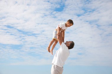 Büyükbaba dışarıda küçük sevimli bir çocukla oynuyor.