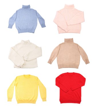 Beyaz arkaplanda şık süveterler. 