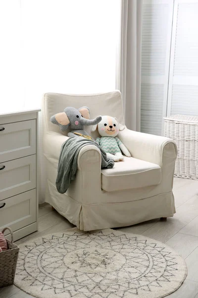 现代婴儿房室内舒适的扶手椅 — 图库照片