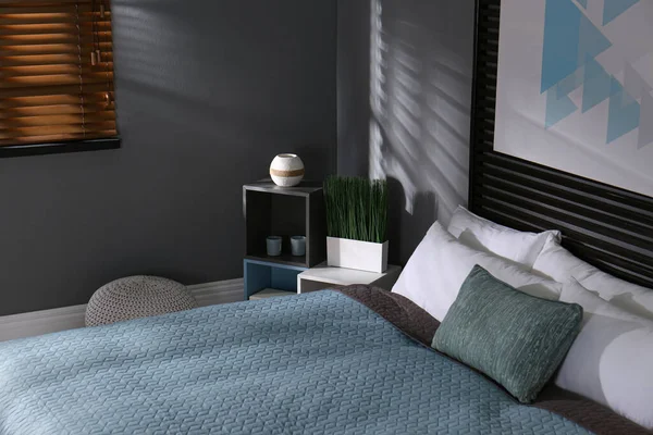 Bekvämt Sovrum Med Bild Dekorativ Vägg Inredning — Stockfoto