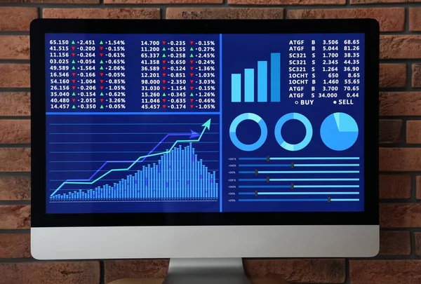 Moderní Počítač Statistickými Informacemi Blízkosti Cihlové Zdi — Stock fotografie