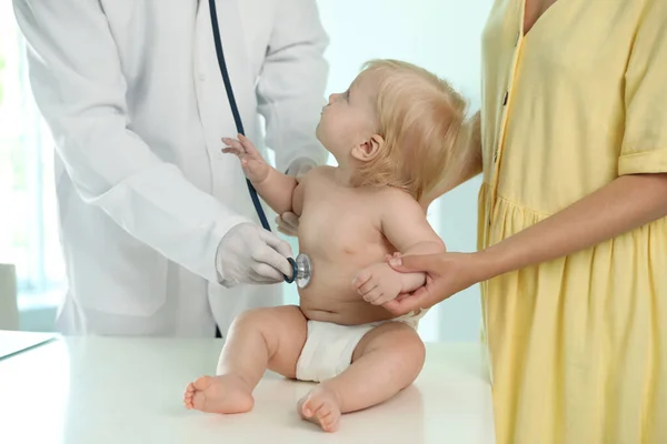 Pediatra Examinando Bebé Con Estetoscopio Hospital Asistencia Sanitaria — Foto de Stock