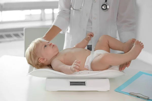 Kinderarts Weegt Baby Schaal Het Ziekenhuis Gezonde Groei — Stockfoto