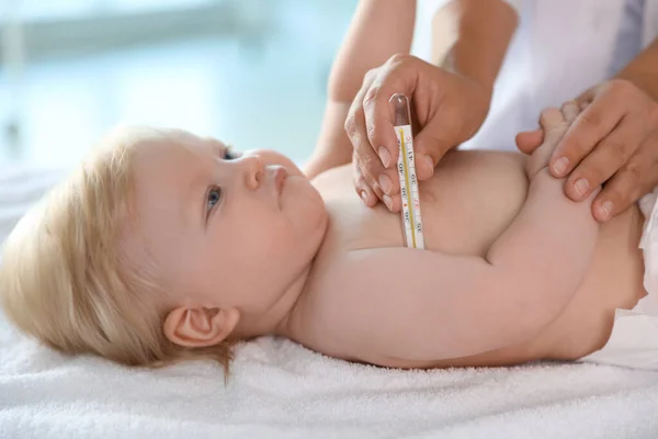 Pediatra Comprobando Temperatura Del Bebé Primer Plano Asistencia Sanitaria —  Fotos de Stock