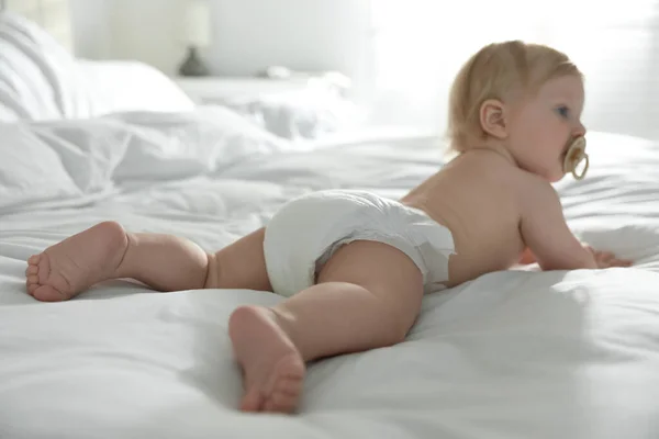 Mignon Petit Bébé Couche Dans Chambre Coucher Concentrer Sur Les — Photo