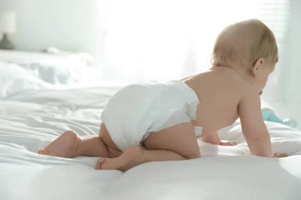 Cute Little Baby Pieluchy Łóżku Domu — Zdjęcie stockowe