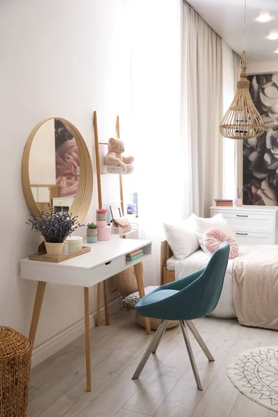 スタイリッシュな家具と10代の女の子の寝室のインテリア デザインのアイデア — ストック写真
