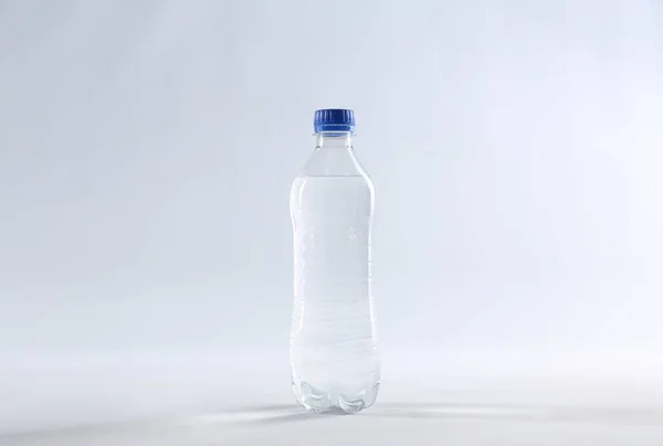 纯净水塑料瓶 白色隔热 — 图库照片