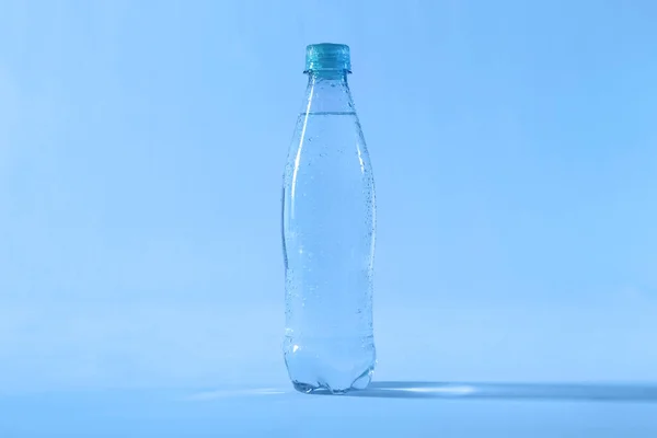 Πλαστικό Μπουκάλι Καθαρό Νερό Στο Φόντο Χρώμα — Φωτογραφία Αρχείου