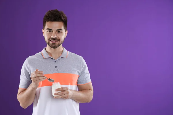 Jovem Feliz Com Iogurte Colher Fundo Roxo Espaço Para Texto — Fotografia de Stock