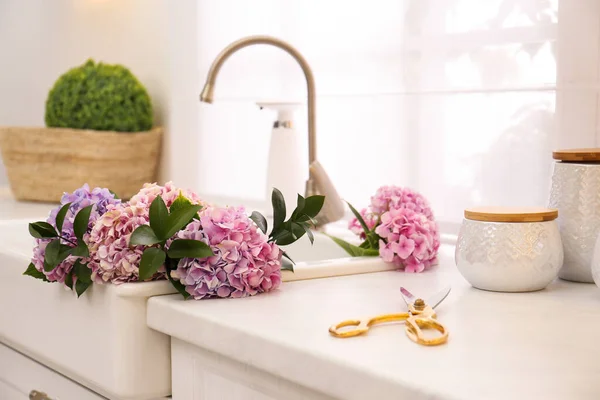Blumenstrauß Mit Schönen Hortensienblüten Waschbecken — Stockfoto