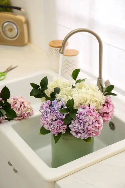 Kytice Krásnými Hortenzie Květiny Dřezu — Stock fotografie