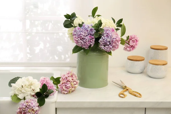 Boeket Met Prachtige Hortensia Bloemen Blik Schaar Lichte Aanrecht — Stockfoto