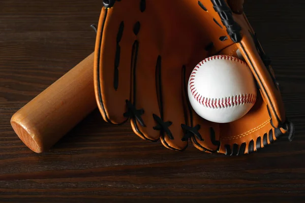 Кожаный Бейсбольный Мяч Бита Перчатка Деревянном Столе — стоковое фото