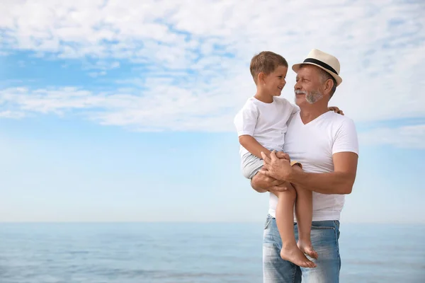 Grand Père Avec Petit Garçon Près Mer Été — Photo