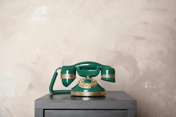 緑のヴィンテージコード電話上の小さな黒いテーブルの近くベージュの壁 — ストック写真