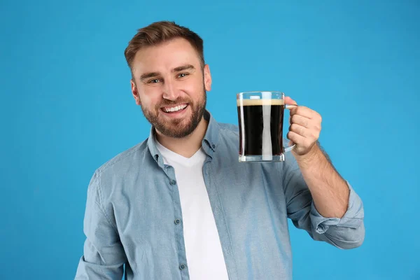 Knappe Man Met Koude Kvass Blauwe Achtergrond Traditioneel Russisch Zomerdrankje — Stockfoto