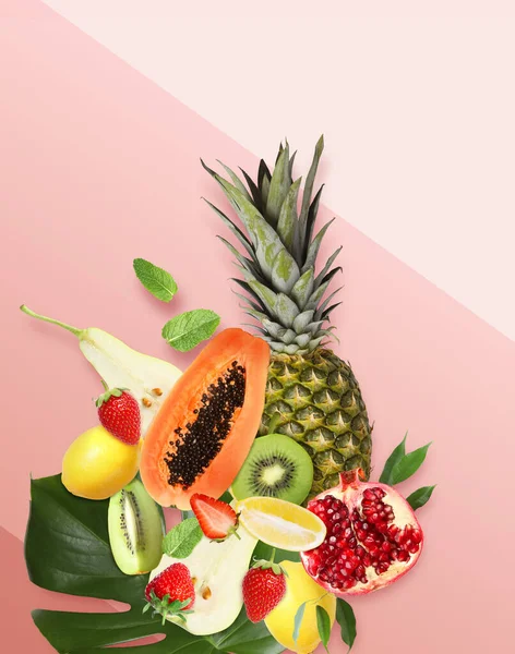 Diseño Tropical Con Frutas Exóticas Frescas Hojas Verdes Sobre Fondo — Foto de Stock