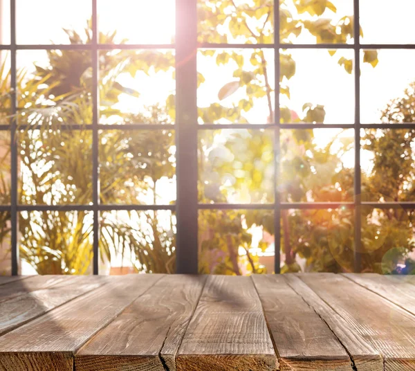 阳光明媚的秋日 窗边的空木桌 — 图库照片