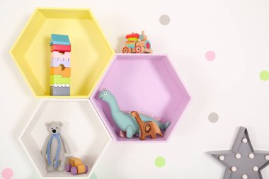 Işık duvarındaki parlak renkli raflar. İç tasarım