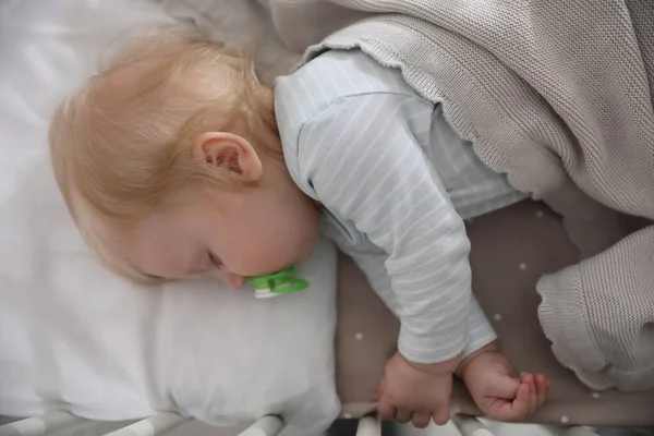 Niedliches Kleines Baby Mit Schnuller Das Kinderbett Schläft Von Oben — Stockfoto