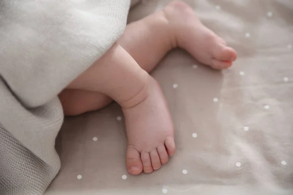 Симпатичный Малыш Лежит Постели Близко Ногам Время Спать — стоковое фото