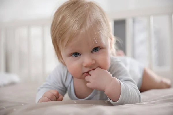 Adorable Petit Bébé Couché Dans Berceau Confortable — Photo