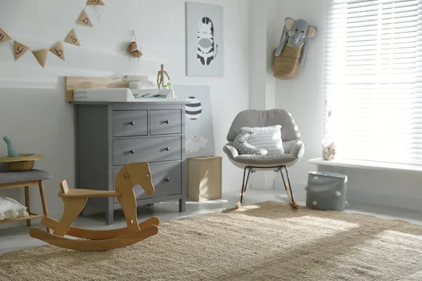 Bel Intérieur Chambre Bébé Avec Jouets Fauteuil Bascule Table Langer — Photo