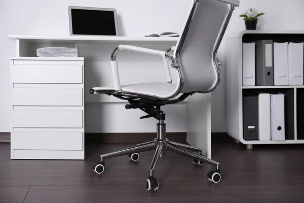 Cadeira Rolamento Confortável Perto Mesa Com Laptop Escritório Moderno — Fotografia de Stock