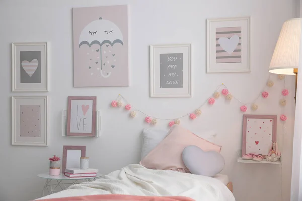 美しい写真と快適なベッドとスタイリッシュな子供部屋のインテリア — ストック写真