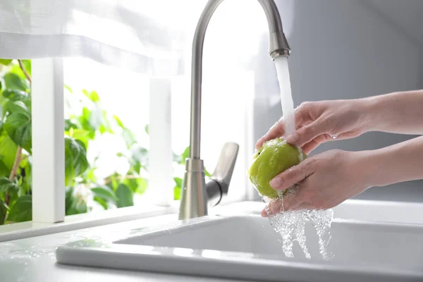 Mujer Lavando Manzana Sobre Lavabo Cocina Primer Plano Espacio Para —  Fotos de Stock