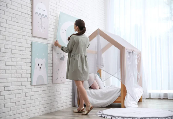 Dekorateur Hängt Bild Weißer Ziegelwand Raumgestaltung Für Kinderzimmer — Stockfoto