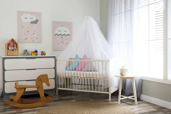 Interior Habitación Del Bebé Con Carteles Lindos Cómoda Cómoda Cuna —  Fotos de Stock
