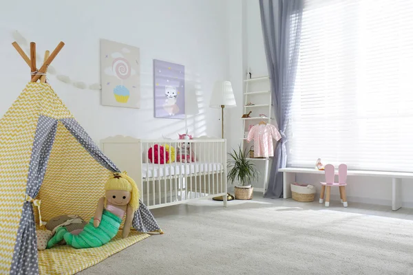 Interior Habitación Del Bebé Con Carteles Lindos Tienda Juegos Cuna —  Fotos de Stock