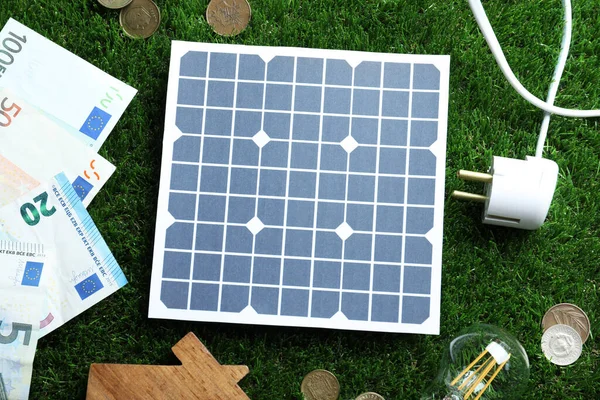 Płaska Kompozycja Świecka Panelem Słonecznym Modelem Domu Pieniędzmi Zielonej Trawie — Zdjęcie stockowe